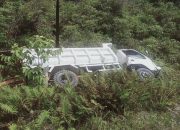 Sebuah Mobil Truk Terperosok Dalam Jurang di Jalan Poros Langara-Lampeapi