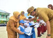 Tingkatkan Kapasitas SDM Pulau Wawonii, Bupati Rifqi Bagikan Seragam Sekolah Gratis