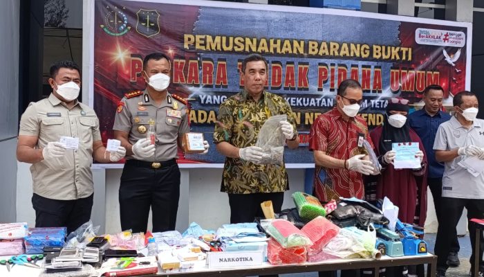 Kejari Kendari Musnahkan Barang Bukti 126 Perkara Inkrah, 1,8 Kg Narkotika Ikut Dibakar